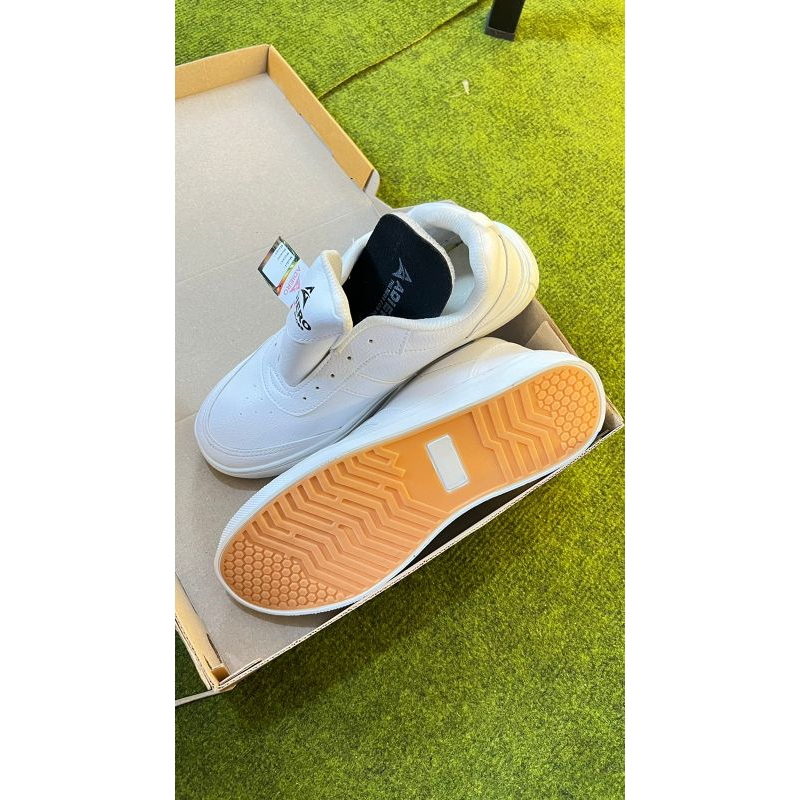 SEPATU PUTIH RUNNING PRIA WANITA
