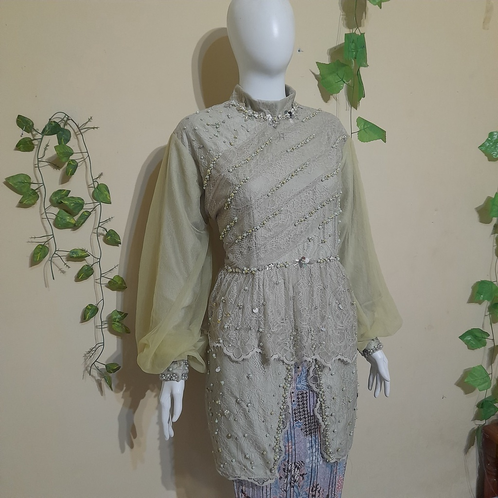 kebaya custom / kebaya wisuda / kebaya chantily / kebaya payet / kebaya pesta / kebaya lamaran / keb