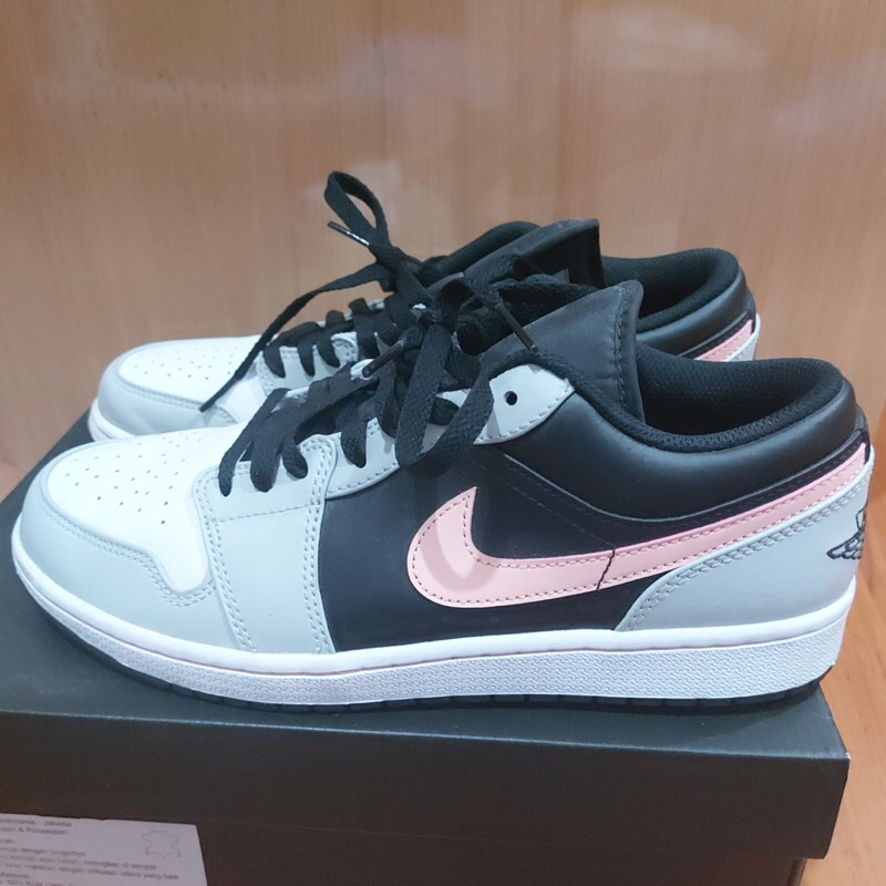 Air Jordan 1 Low. Black/bleached coral - grey fog size UK8.5/EUR43