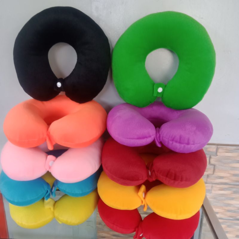 Bantal leher travel bahan velboa pakai kancing