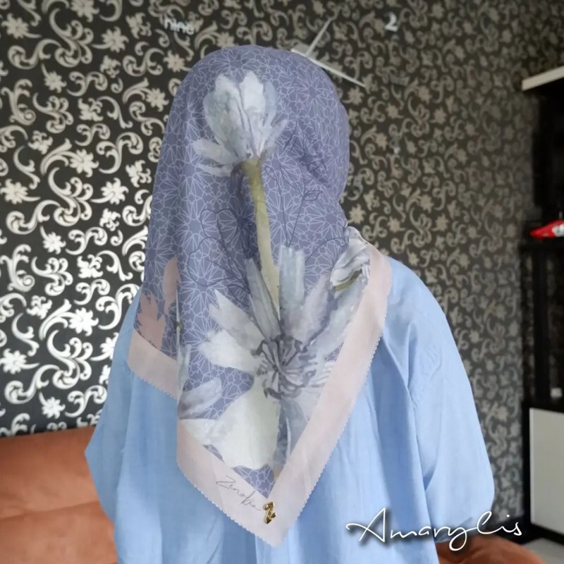 Hijab Segiempat Lasercut Smiley Motif Amarilys Zenobia Scarves