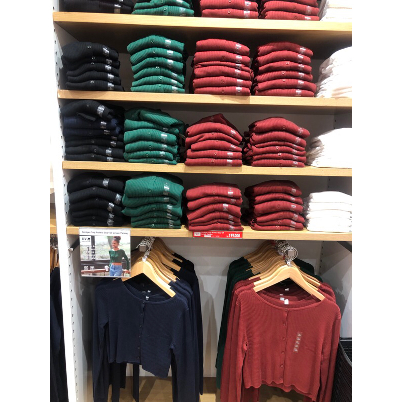 Promo Uniqlo - Woman Cardigan Crop Proteksi Sinar UV