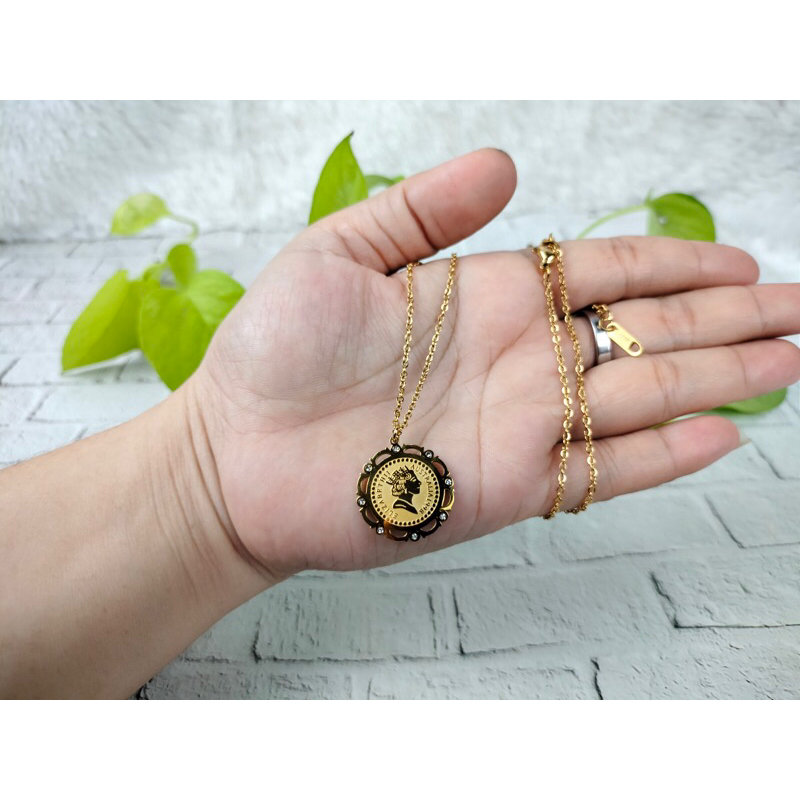 kalung Versace koin Titanium lapis emas