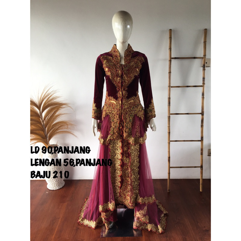 kebaya pengantin marun