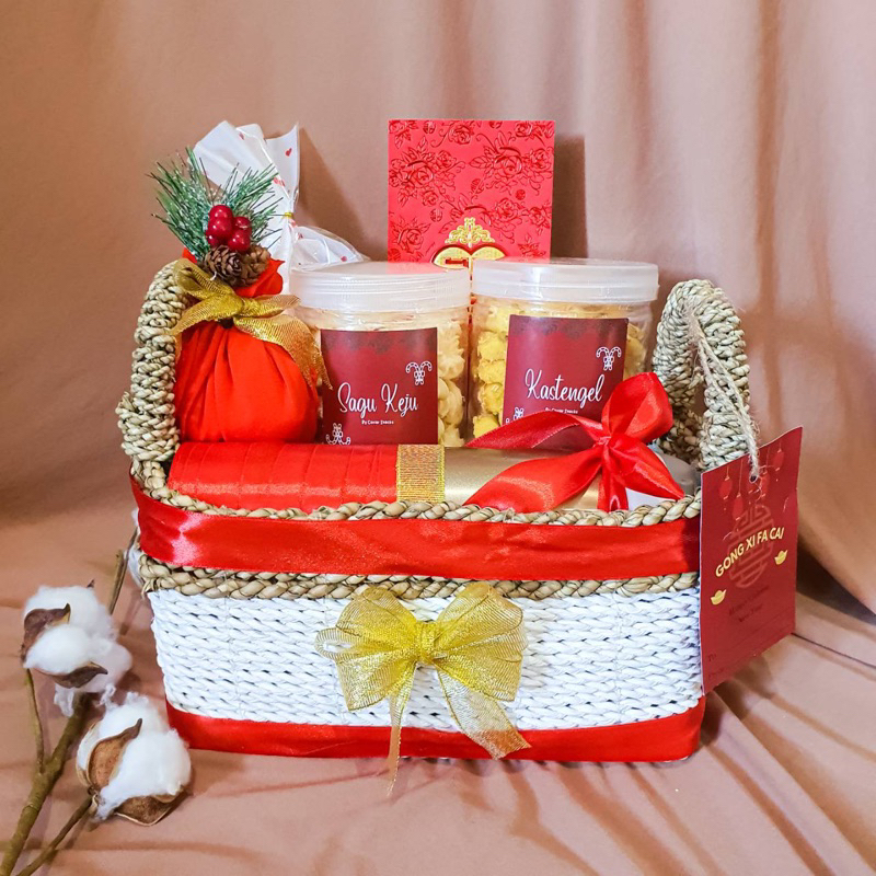 

IMLEK CHINESE NEW YEARS PAKET HAMPERS BINGKISAN PARCEL PREMIUM HARD BOX KUE KERING NASTAR NANAS KEJU KASTENGEL SAGU KEJU KUE SALJU LEMBUT SPESIAL HOMEMADE KUE HAMPERS NATAL NEW YEARS TAHUN BARU PREMIUM C