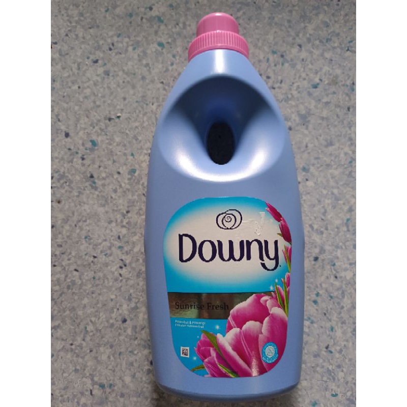 DOWNY PEWANGI & PELEMBUT PAKAIAN KONSENTRAT SUNRISE FRESH BOTOL 900 ML
