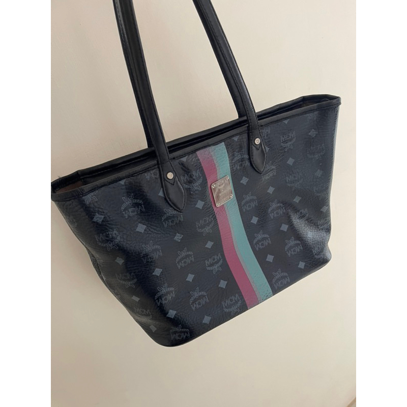 tote mcm warna hitam pekat