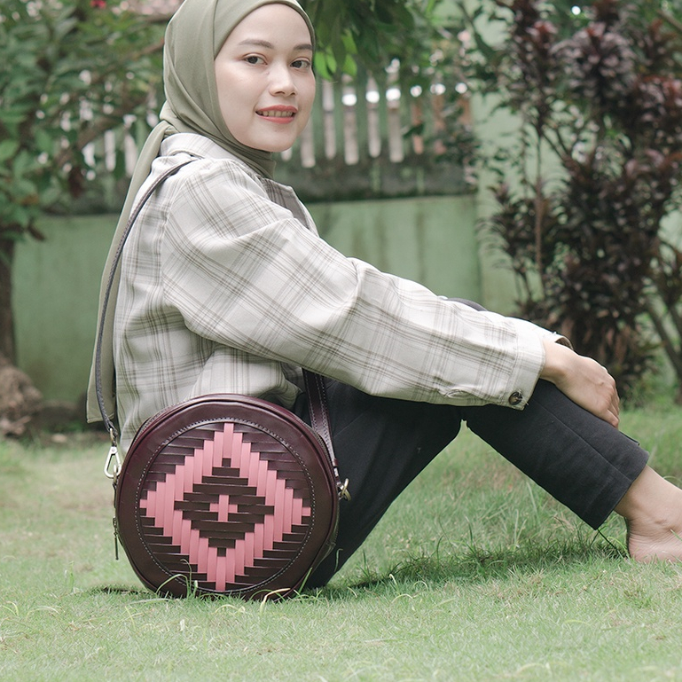 Nimas Genuine Leather Slingbag Anyam wanita Kulit Asli Colour Burgundy