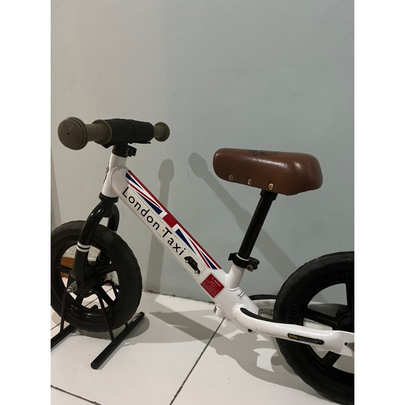 LONDON TAXI BALANCE BIKE/ PUSH BIKE (PRELOVED)