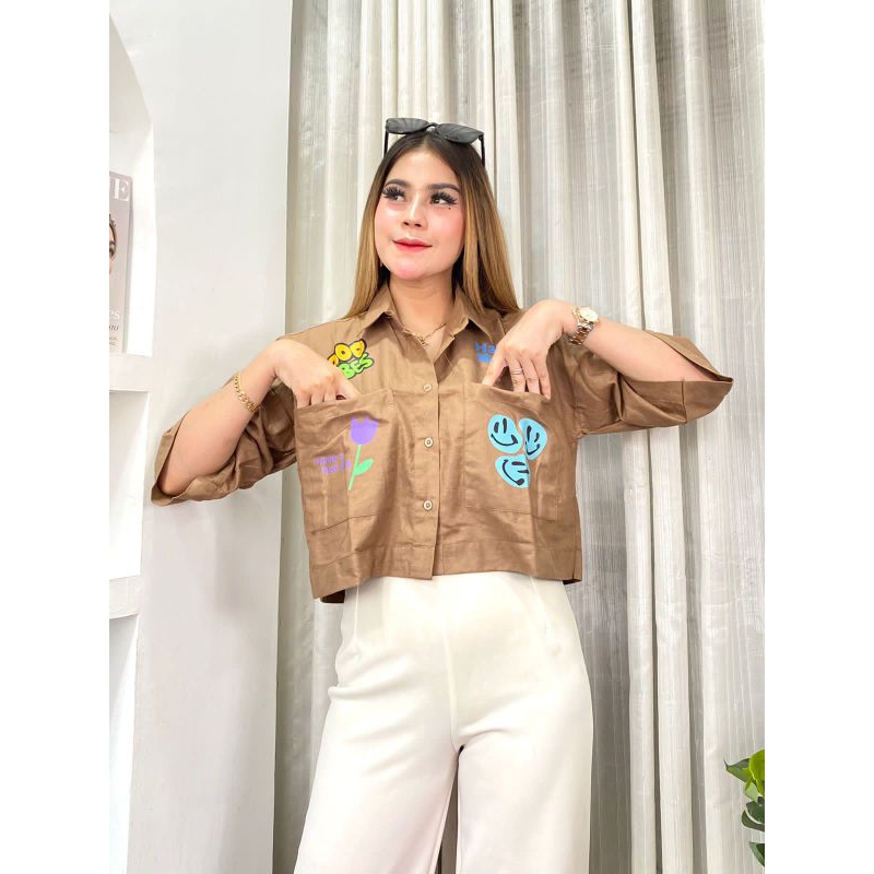 Kemeja wanita crop linen karakter xoxo vibes smile Daisy shirt