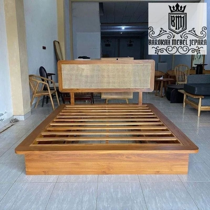 dipan tempat tidur jati kombinasi sandaran rotan minimalis