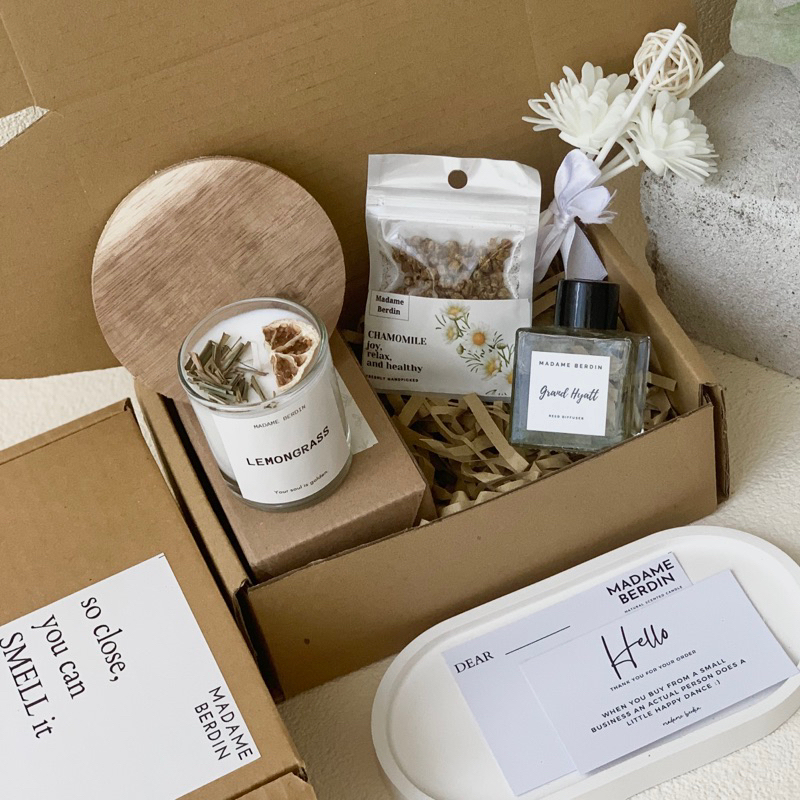 HAMPERS Scented Candle Reed Diffuser | Wedding Gift | Graduation gift | Birthday Gift | Kado Sahabat Kado Ibu Hampers Tunangan | Wedding Hampers | Kado pernikahan | Hampers Bridesmaid | Hampers Lilin Aromaterapi | Hampers Ulangtahun | Kado Wisuda Sempro