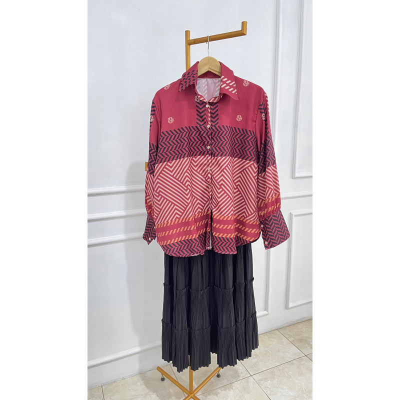 Atasan fashion Zaskia Sungkar Look Alike dan Rok lidi susun