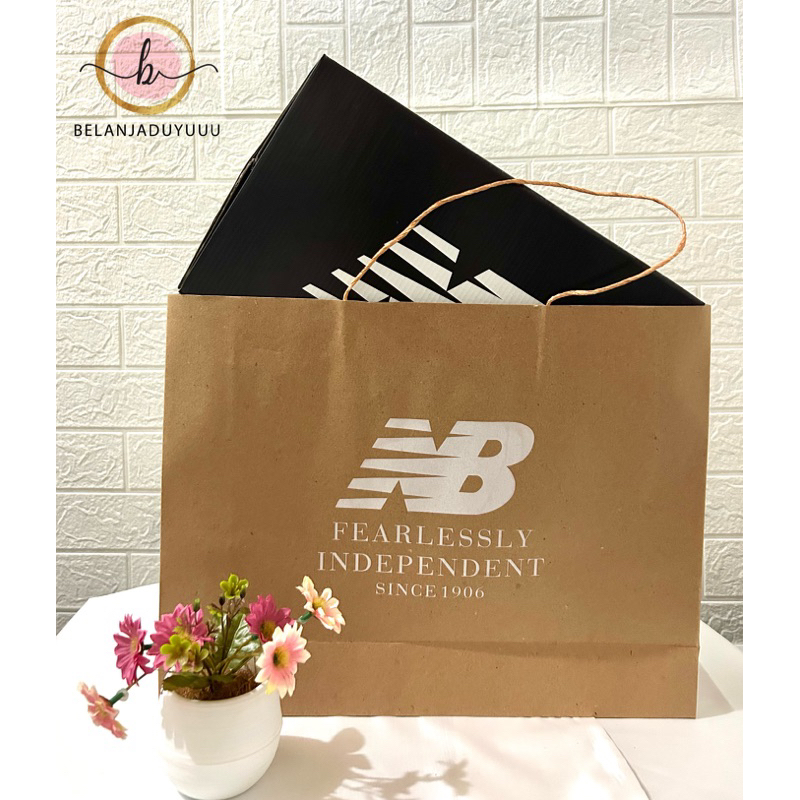 Paper Bag New Balance Muat Box Sepatu Pembungkus Kado