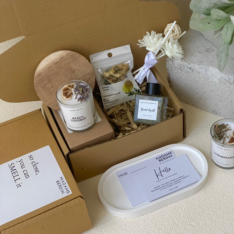 HAMPERS Scented Candle Reed Diffuser | Wedding Gift | Graduation gift | Birthday Gift | Kado Sahabat Kado Ibu Hampers Tunangan | Wedding Hampers | Kado pernikahan | Hampers Bridesmaid | Hampers Lilin Aromaterapi | Hampers Ulangtahun | Kado Wisuda Sempro