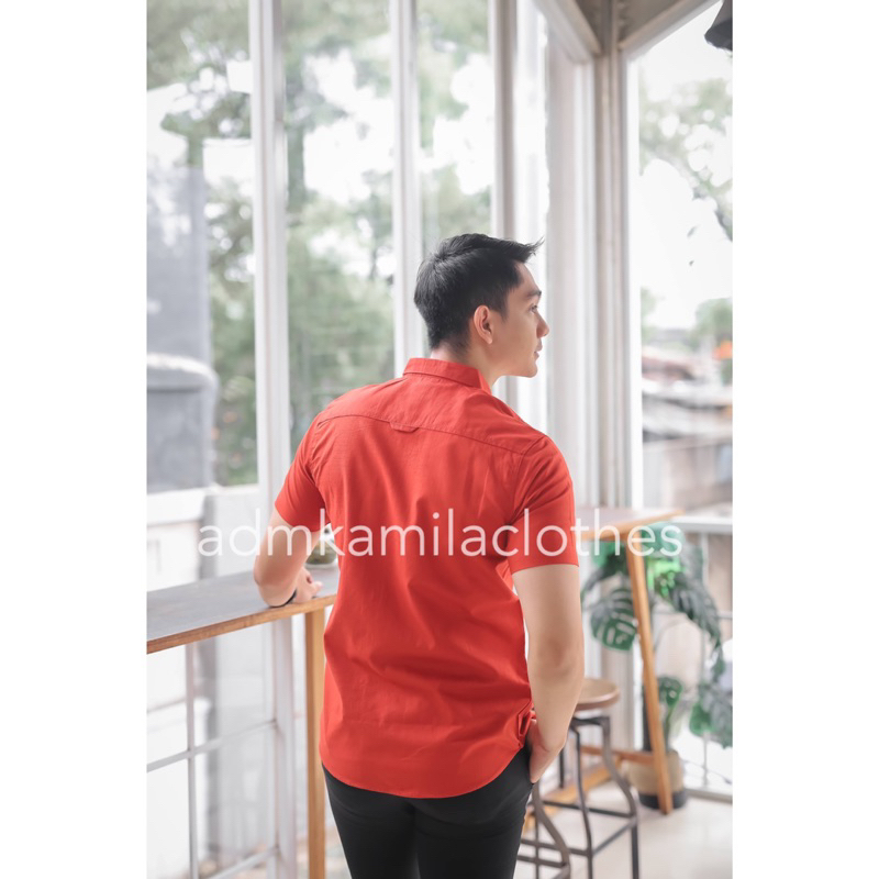 Kemeja pria cowok polos slimfit kasual basic HeM lengan pendek merah bata