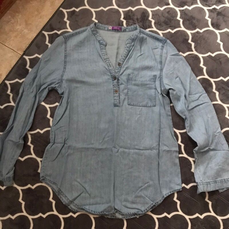 PRELOVED BAJU BLOUSE KEMEJA DENIM MUDA MERK GEELA LENGAN PANJANG
