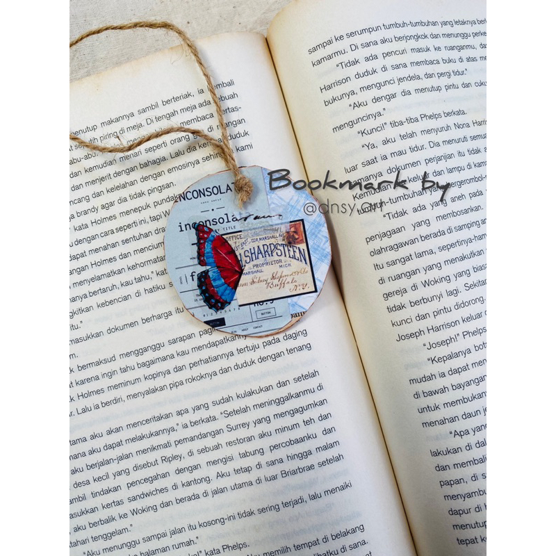 

Bookmark aesthetic handmade by DNSY.art. Penanda Buku Bacaan. Vintage style.