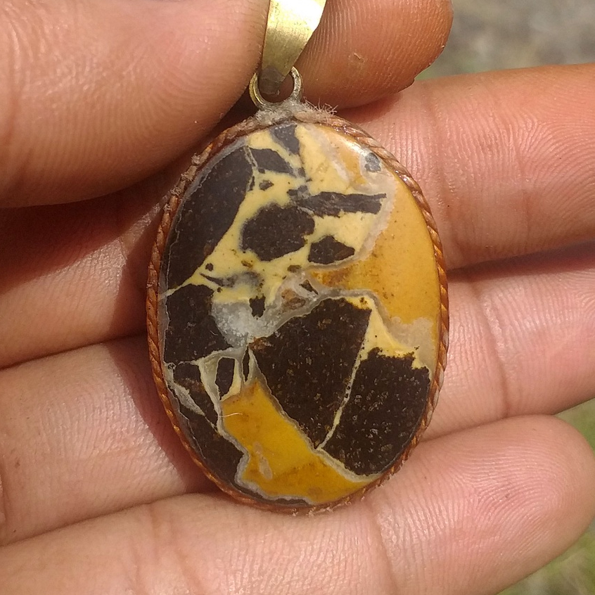 Liontin Batu Gambar Alami Sosok Wajah Kesan Raja Mesir Kuno Frame Kuningan Sari