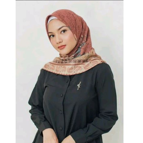 magnolia scarf wearing klamby