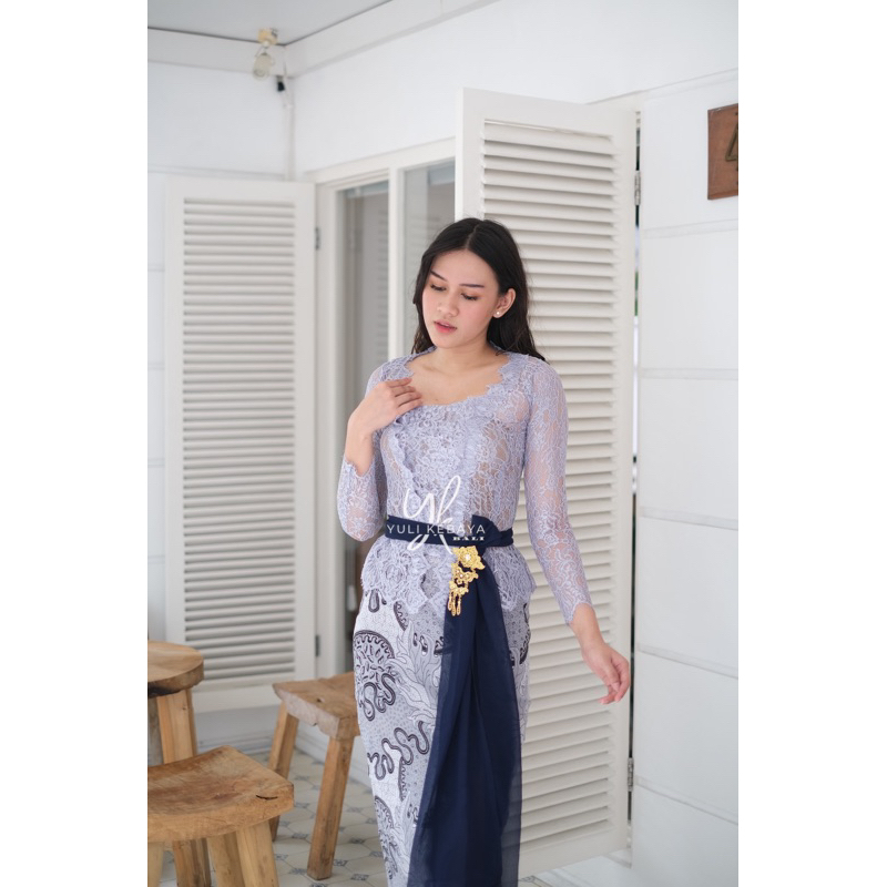 Set Kebaya Semi Italy glossy tepi depan | Kebaya wisuda Modern