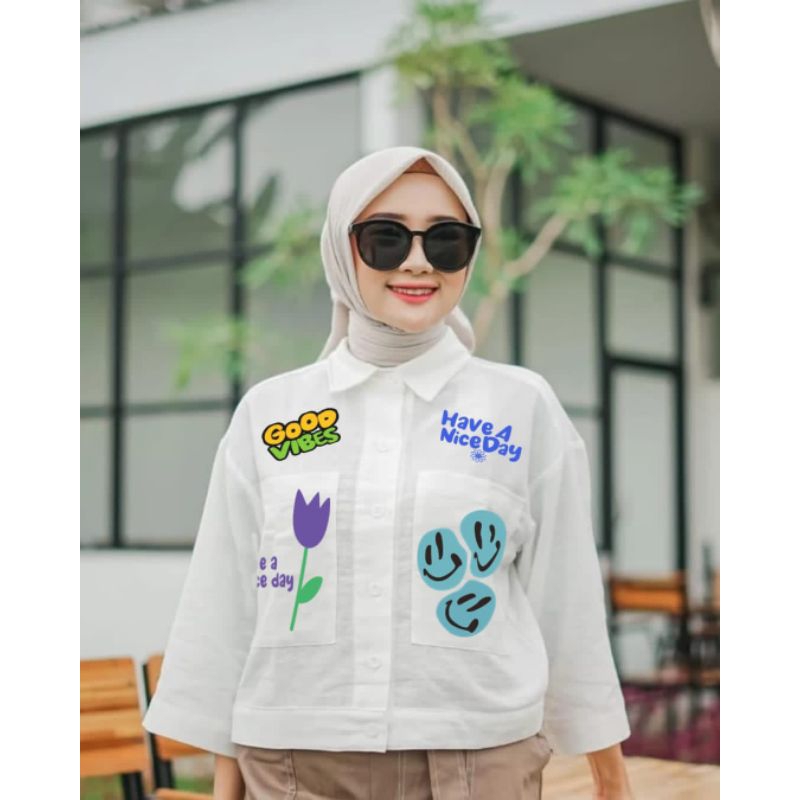 Kemeja wanita crop linen karakter xoxo vibes smile Daisy shirt