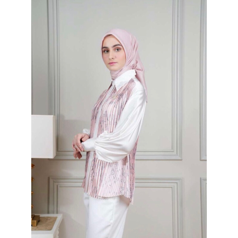 Lexica Shirt - Guava - Wearing Klamby