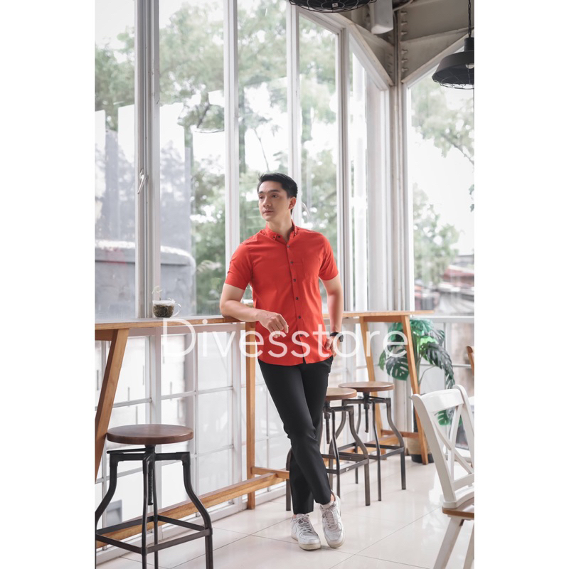 Kemeja pria cowok polos slimfit kasual basic HeM lengan Pendek merah bata