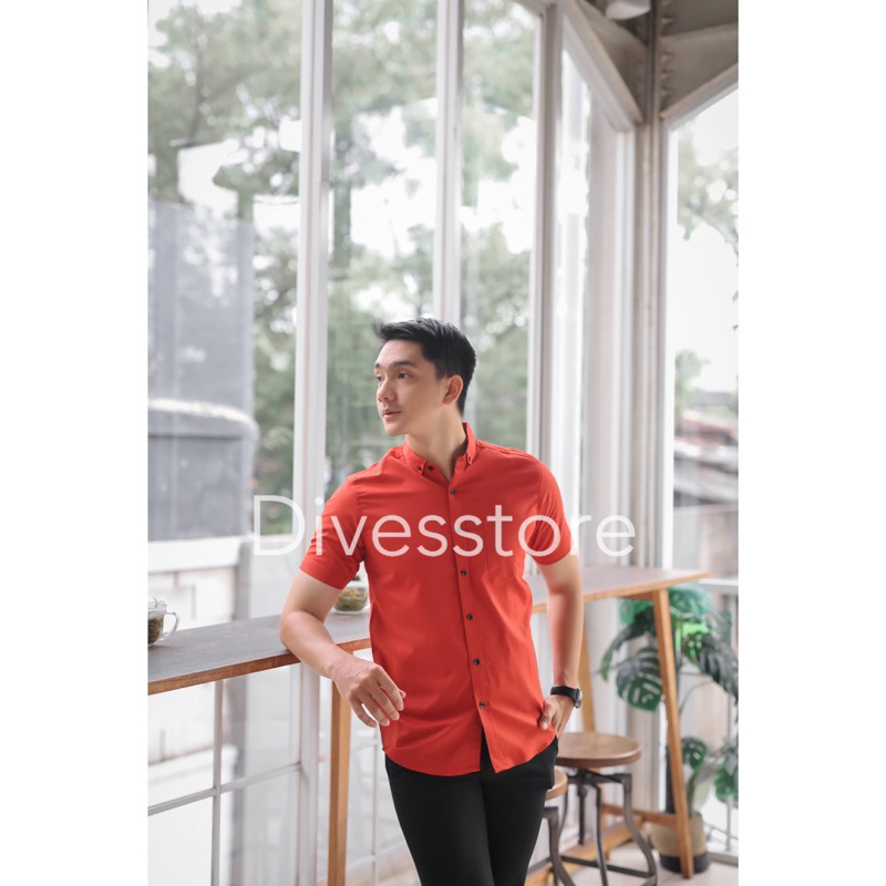 Kemeja pria cowok polos slimfit kasual basic HeM lengan Pendek merah bata