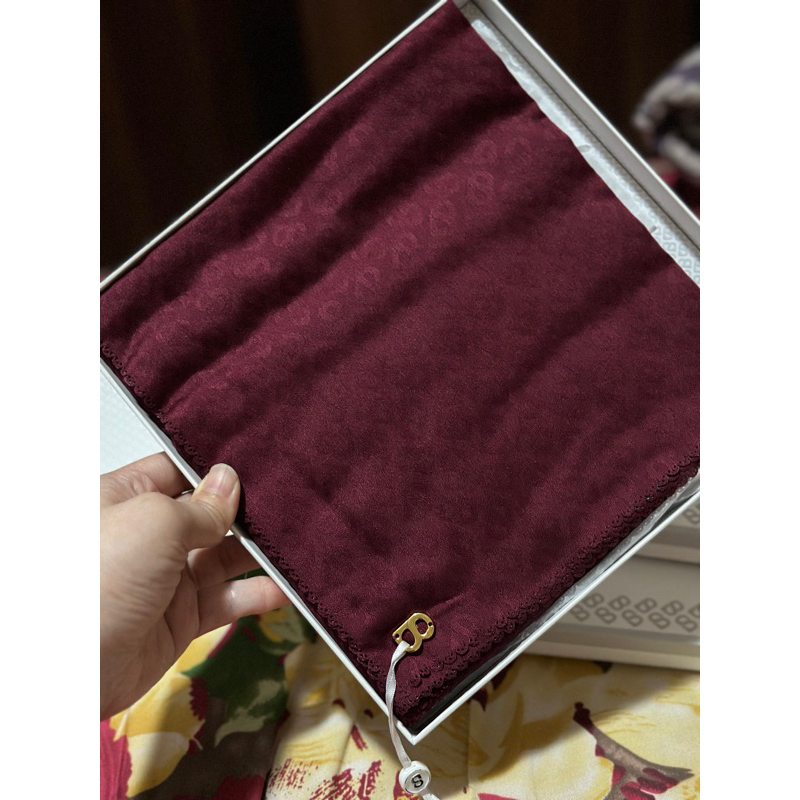 TAPIS EMBOSSED RUBY/MAROON