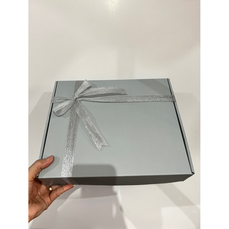 

Box fullprinted silver+pita transparan silver size 30x25x6 cocok untuk kado ultah dll(pita bisa request warna ya)