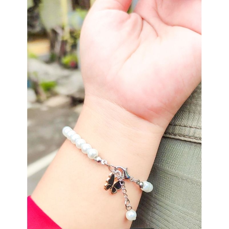 Gelang Mutiara Charm Karakter Kupu Kupu || Gelang Wanita Mutiara With Charm Kupu Kupu