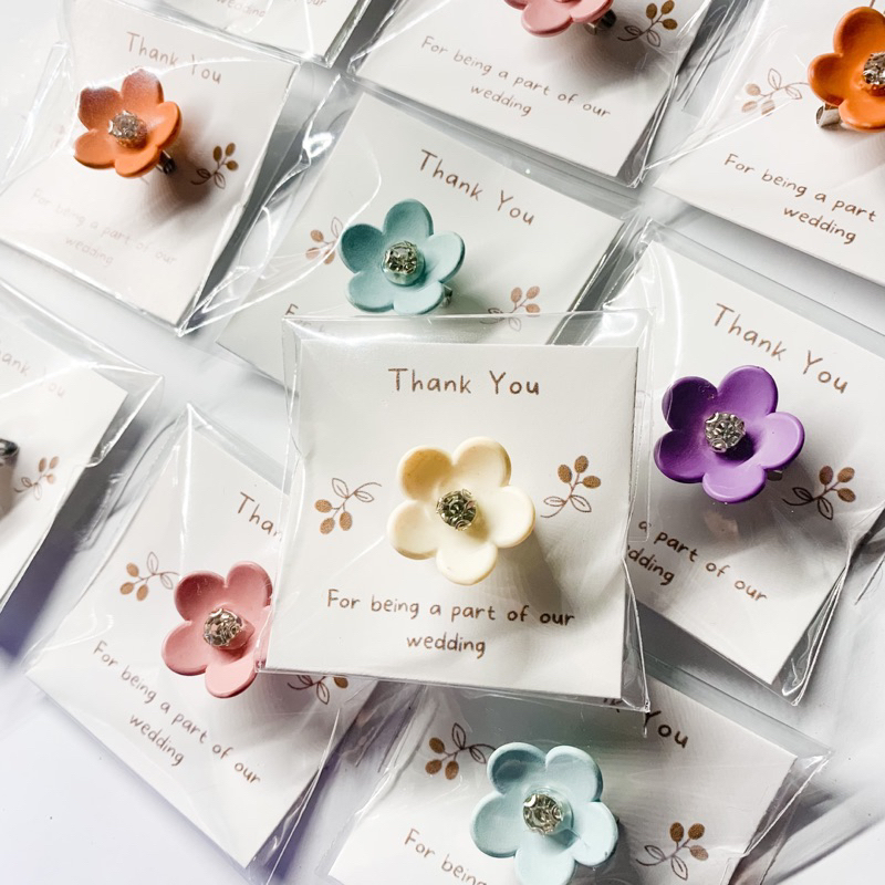 Souvenir Wedding Bross Daisy Kristal (isi 50) | souvenir pernikahan aesthetic | souvenir wedding murah dan bermanfaat