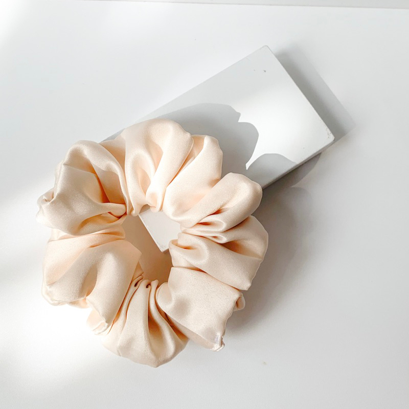 scrunchie satin / ikat rambut ivory
