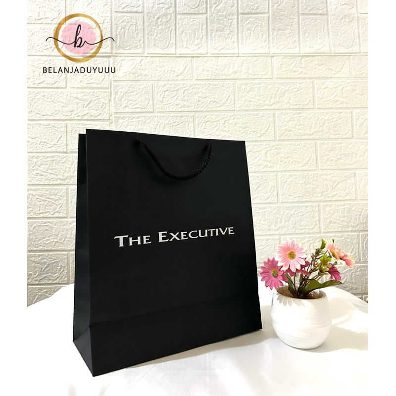 Paper Bag The Executive 25x10x28 cm Pembungkus Kado Brand Baju Kaos Branded