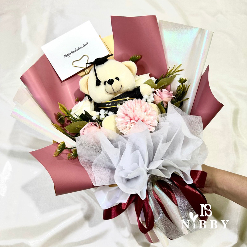 BUKET WISUDA Premium Bunga Boneka Kado Sidang Artificial Custom Nama Selempang Hadiah