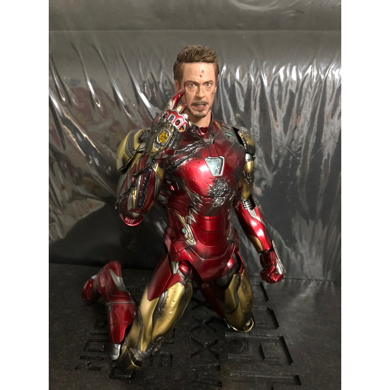 Hot Toys Iron Man Mark 85 Battle Damaged loose