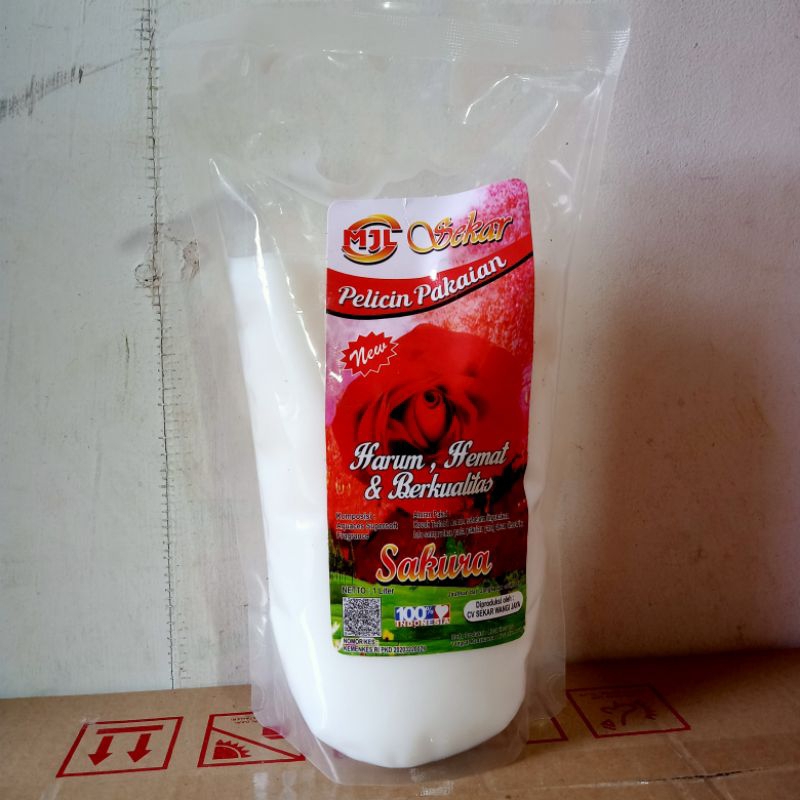 Pelicin Pewangi pakaian laundry kemasan pouch 1 liter merah