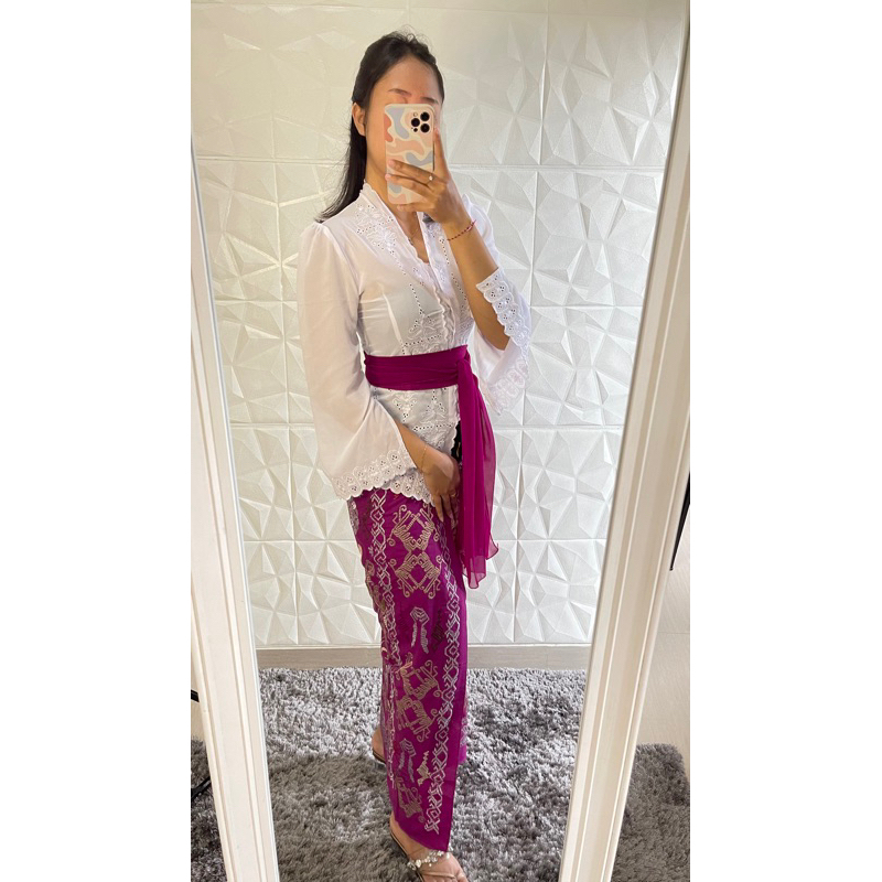 Kebaya Bali Jadi Kupu Putih