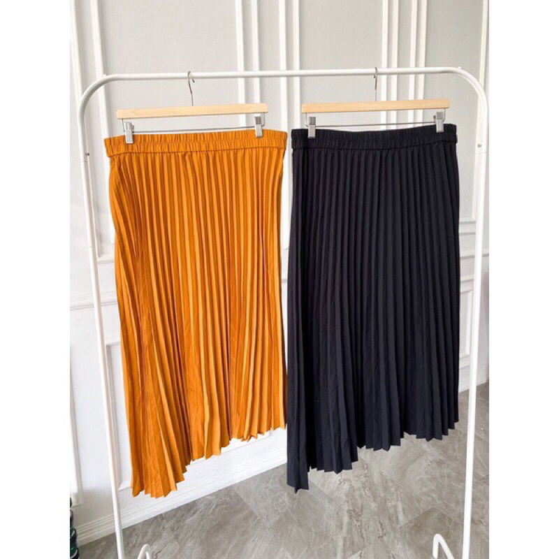 L52 - Monki Pleated Maxi Skirt in Orange