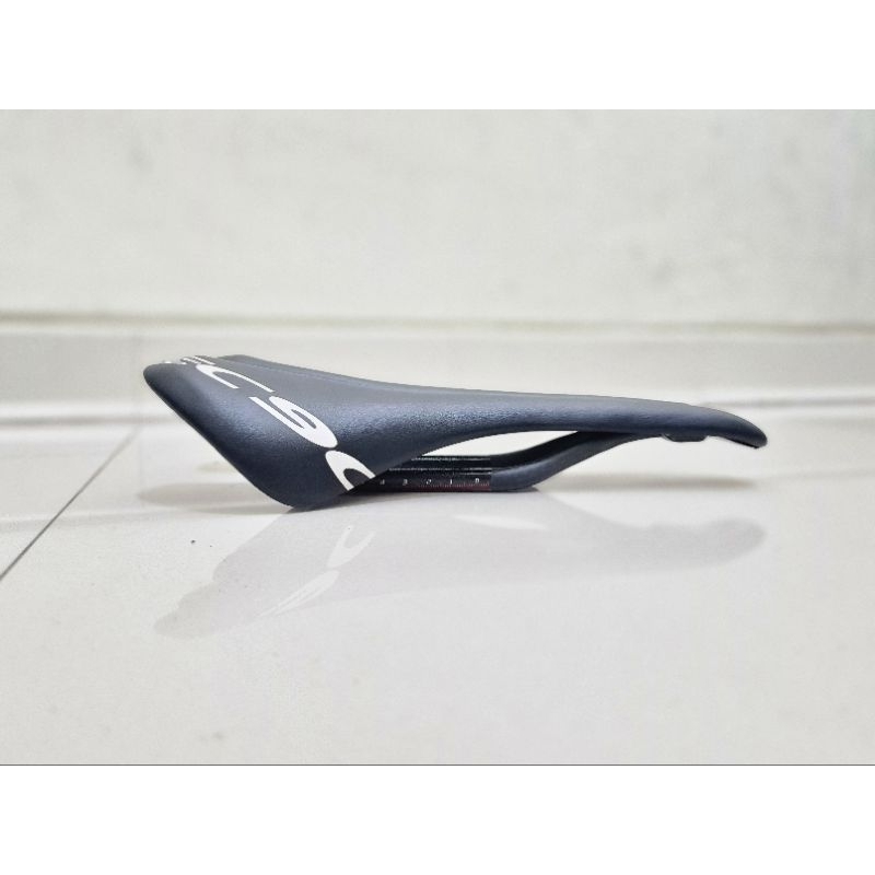 SADEL SEPEDA CARBON SADDLE SEPEDA CARBON MERK EC90 R5 SADEL ROADBIKE BALAP ROAD BIKE EC 90 R 5