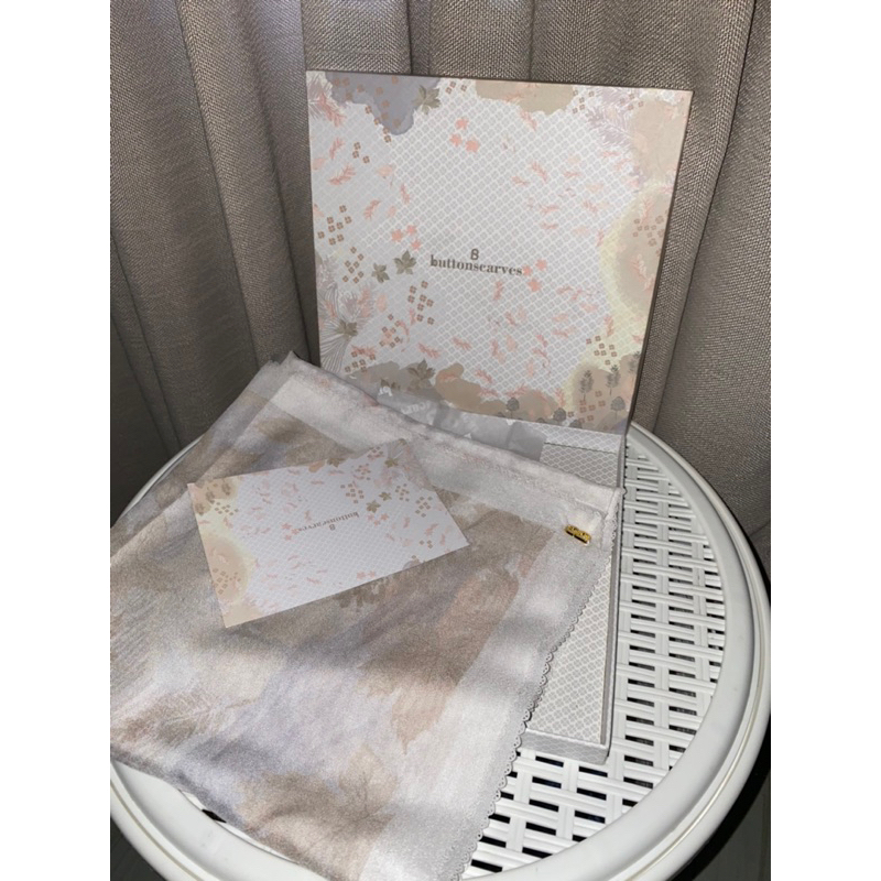 Preloved Iseltwald "Snow" BUTTONSCARVES