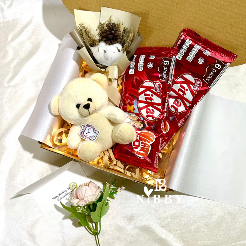 SWEETKIT HAMPERS Kado Cokelat Hadiah Ulang Tahun Anniversary Valentine Sidang Graduation Wisuda Gift Cewek Pacar Boneka Kitkat Buket Bunga LED