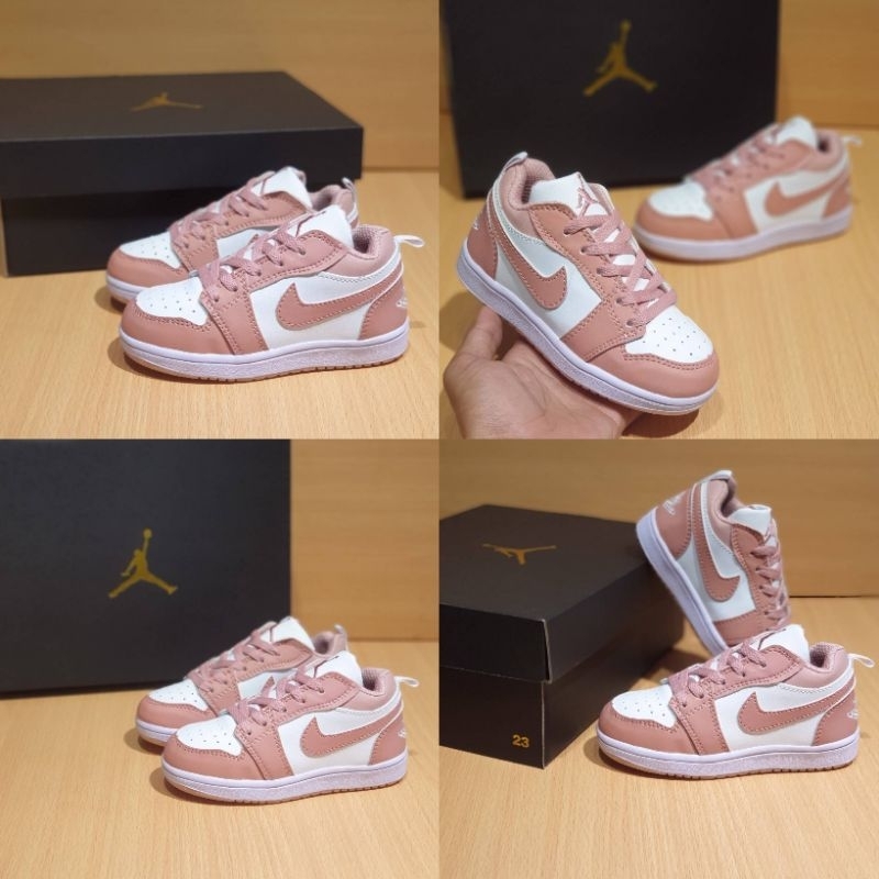 sepatu anak perempuan sepatu jordan anak perempuan sepatu anak jordan import sudah termasuk box &amp; bonus kaus kaki .