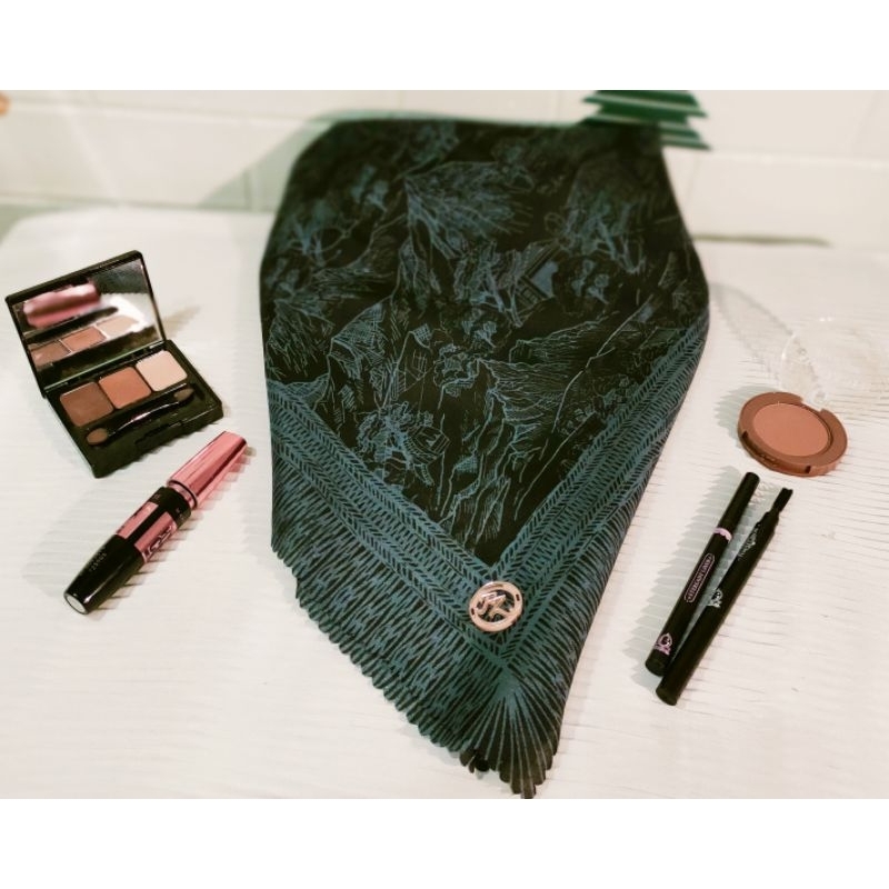 Hijab/Keeudung/Gamis/Mukena Segi Empat Motip Voal Lasercut Label Acrylic Free Pouch FZ014