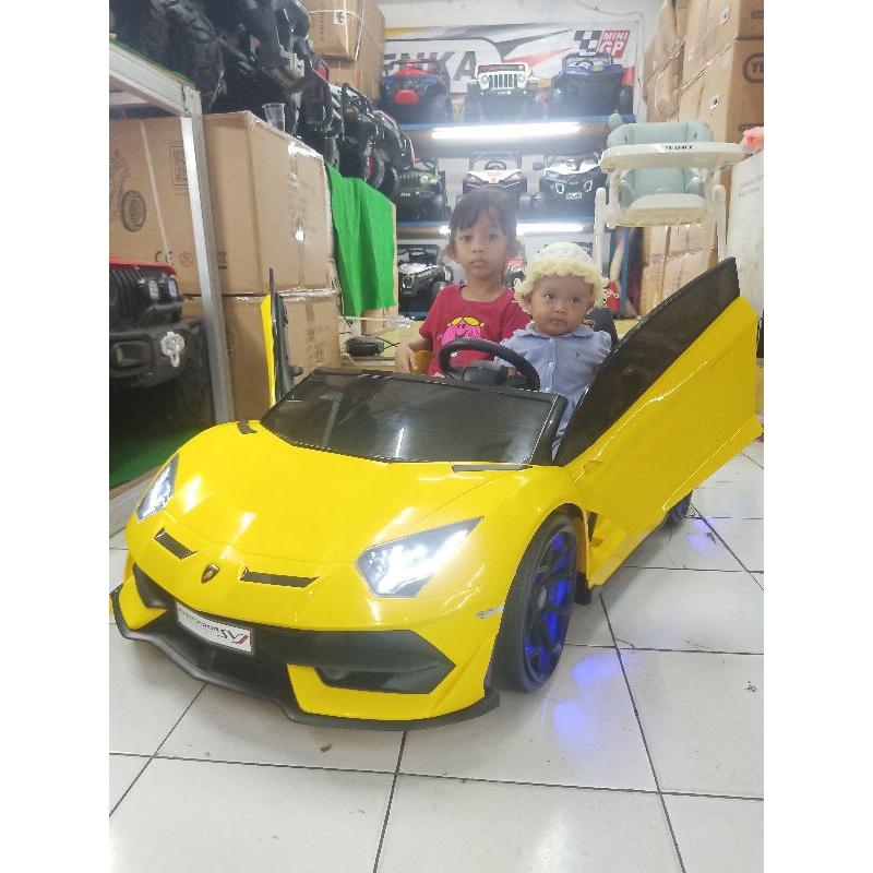 mobil aki Lamborghini svj