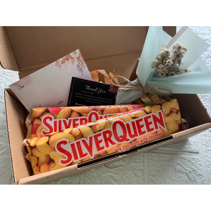 Hampers Silverqueen dengan bunga edelweiiss mini | HANDBUKET_ASTAMBUL