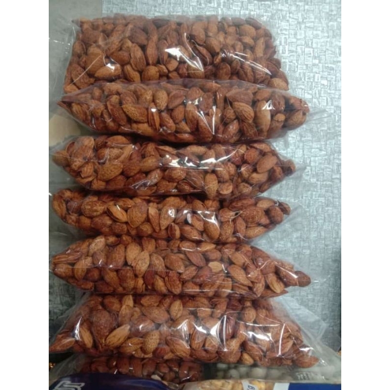 

kacang almond selimut