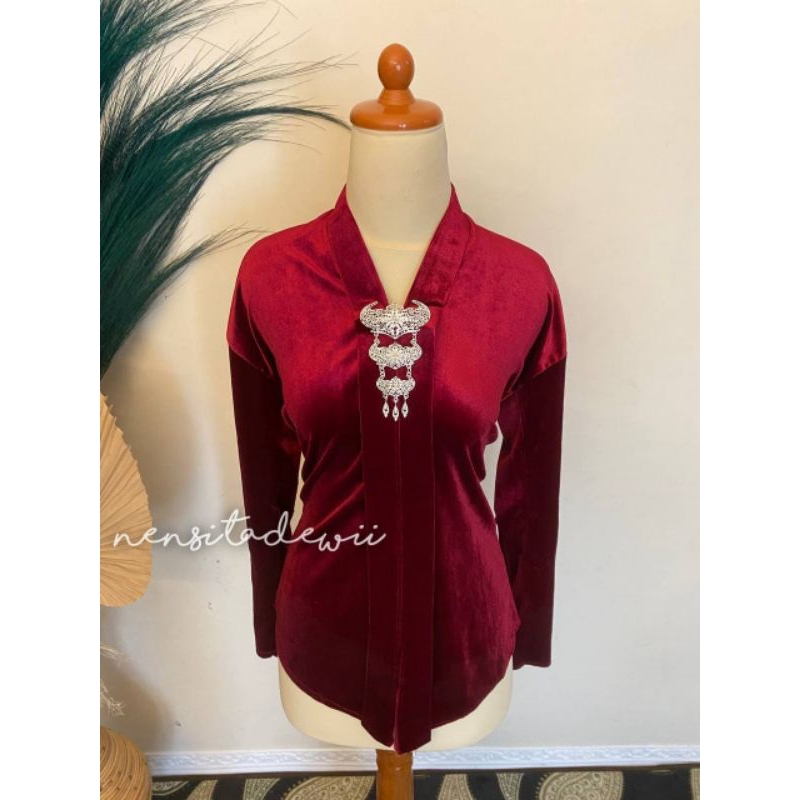 Kebaya Bludru, Model Kartini (Leher V) - Warna Maroon