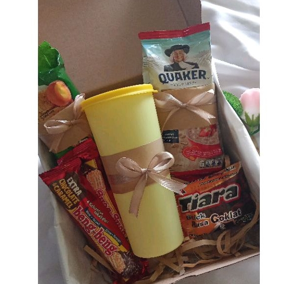

hampers snack dan tumblr/ hampers ulang tahun/ kado ulang tahun/ hampers wisuda/ kado wisuda/ gift box/ hampers murah